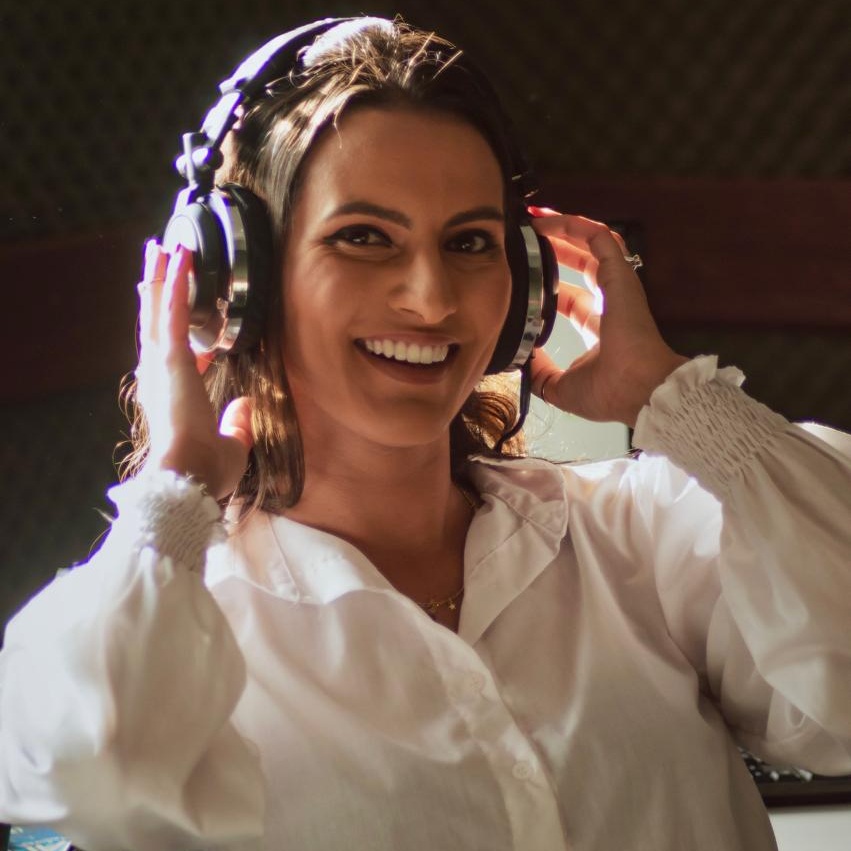 Débora Melo - Apresentadora e Comunicadora